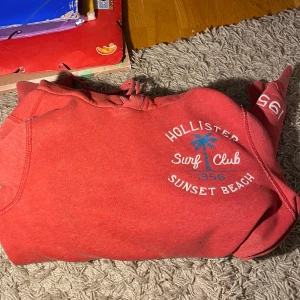 Röd hollister hoodie - Röd hollister hoodie, använd men fortfarande bra kvalite:) Storlek S. Köpare betalar frakt. 