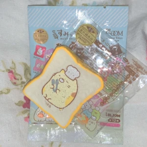 Ibloom sumikko toast squishy - Detta är en licenserad squishy från märket ibloom som är super soft och kommer med alla tillbehör. En sådanhär går att köpa för ca 100kr exl frakt från orginalbutik 