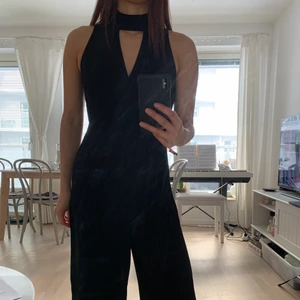 Black Jumpsuit - Culotte jumpsuit! Supersnygg men har för många byxdressar.