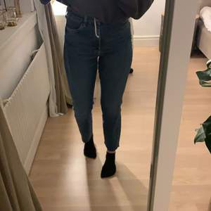Ett par raka jeans från H&M knappt använda i jätte fint skick, köparen står för frakten