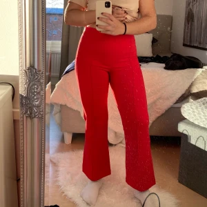 Kostymbyxor stl 38  - Super fina kostymbyxor från Ginatricot med dragkedja på vänstra sidan.❤️ Använda bara två gången. Säljer då dom inte kommer till användning. Stl 38 men passar även 36.💓💓  Frakten står kunden för 