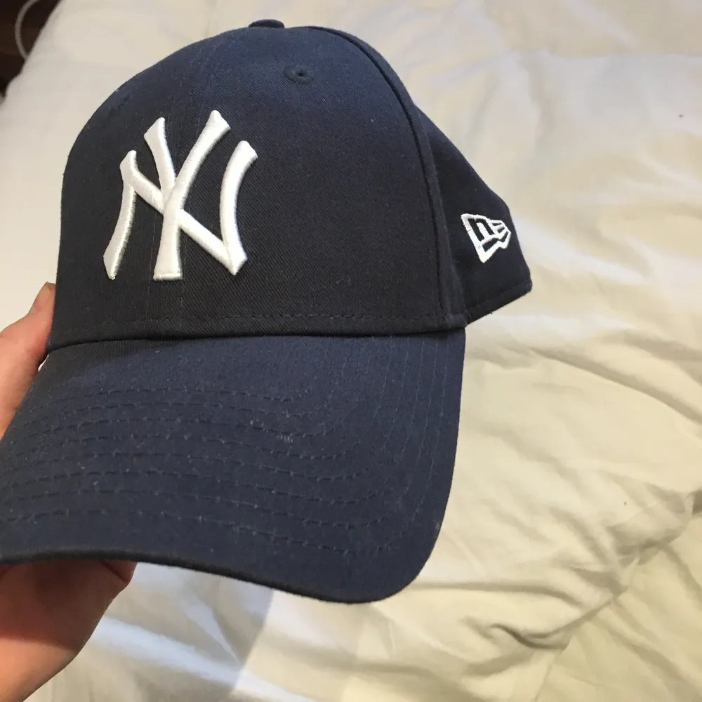 En svart new York yankees keps. Använd fåtal gånger. One size, 60 med frakt inräknat.. Accessoarer.