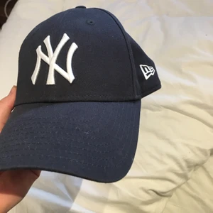 New York Yankees keps  - En svart new York yankees keps. Använd fåtal gånger. One size, 60 med frakt inräknat.