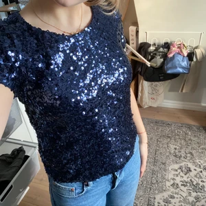 Paljett topp - Paljett T-shirt från HM. Storlek XS men passar även större storlekar. 