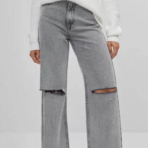 Gråa Jeans  - Gråa, vida jeans från Bershka, superfina och endast provade. Prislappen kvar. Säljer då de är för korta och små för mig. Köpare betalar frakt🤍