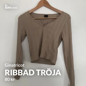 Ribbad tröja Ginatricot  - Fin tröja från Ginatricot som går liten bit över naveln på mig. Färgen syns bäst på bild 2. Storlek s. Knappt använd. 