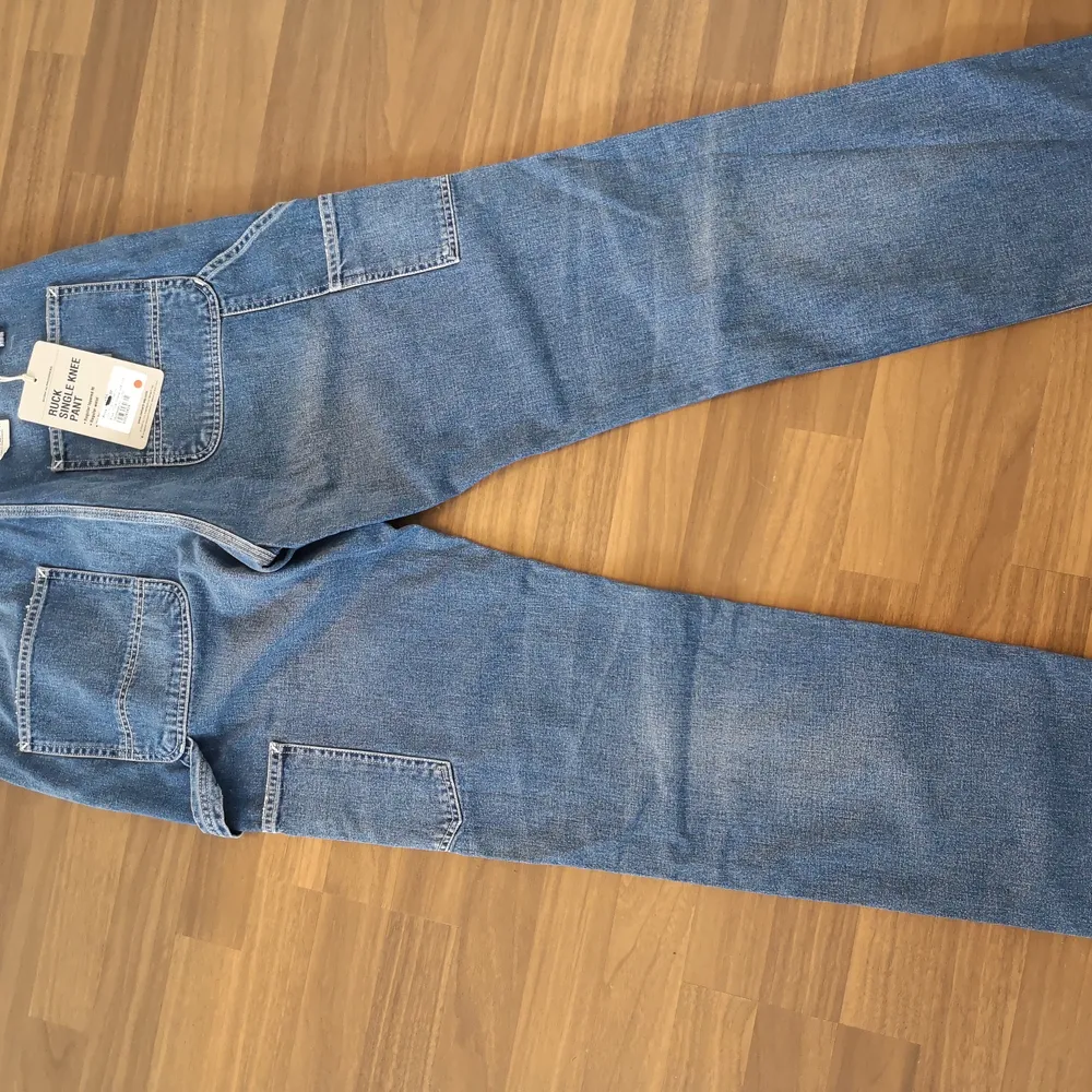 Tja säljer dessa för 450 plus frakt eller mötas upp i Malmö. Helt nya. . Jeans & Byxor.