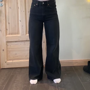 Levis jeans  - Ett par vida Levis jeans som knappt är använda. 