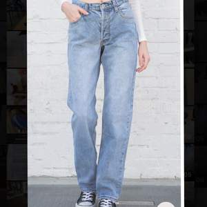 Har bestämt mig för att sälja dessa superfina Jeans från Brandy Melville! !! Finns ej kvar på EU hemsidan !!! Säljer pga att dem tyvärr är för stora för mig! Perfekta i längden för dig som är mellan 170-180 cm! (mått på andra bilden, annars går det att göra av sig!) 💘 Använda Max 2 gånger! Nypris 38 $, motsvarar ungefär 394 svenska kronor!    Finns bild när jag har på dem, bara att höra av sig!