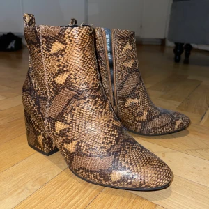 Ormskinns sko - Super snygg ormskinns sko i storlek 39. Köpte dom men har aldrig använt dom så som är helt oanvända alltså i nyskick 