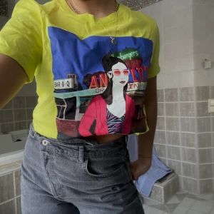 Gul / grön T-shirt med motiv - Oanvänd t-shirt från zara, prislapp kvar. Sjukt cool, men har tyvärr inte kommit till användning för mig! Mottagare står för frakten