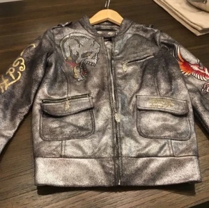 Ed hardy jacka i silver  - Jätte fin unik ed hardy jacka i silver. Budgivningen i kommentarerna!
