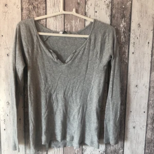 Basic grå tröja - En basic grå tröja från Cubus i stl XS. Nästan helt oandvänd... köpare står för frakt! 