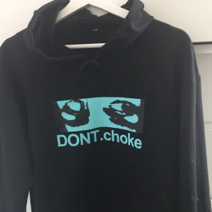 Hoodie - Super härlig hoodie i skönt tyg som sitter fint på. Hoodien köpte jag för lite mer än ett halvår sedan här på Plick och har andvändts  mycket men känner nu när jag rensar att jag har för många liknande så låter därför denna gå. Den är dock fortfarande i väldigt fint skick!😊😊☺️