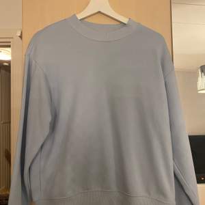 Säljer en ljusblå sweatshirt från Monki, endast använd 1 gång. Storlek: XS men är lite större i storleken!🤩 Hör av er för fler bilder mm, buda!💜
