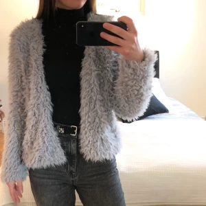 Jacka stl. M - Jacka köpt från Gina tricot. Knappt använda då den inte riktigt är min stil. Är i storlek M men passar fint som overzise till personer med stl S 