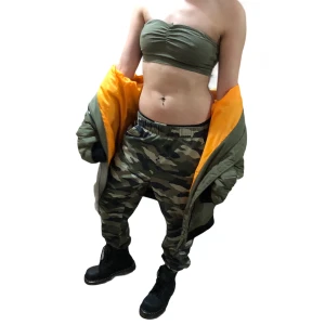 Militärbyxor bomberjacka topp - Storlek m . Från hm . 100 kr Användna en gång. Lång bomber jacka strlk small använd en gång . 300 kr. Svart topp storlek smal 100 kr. Grön topp small 50 kr  (kängorna retro dr martens ) finns i annan annons 