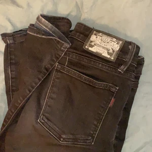 Jeans - Svara jeans från crocker med hål på ena knäet. Skriv till mig om du vill ha fler bilder❣️