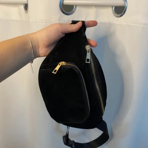 Väska - Cool väska i svart velvet och gulddetaljer, tre fack! I bra skick!