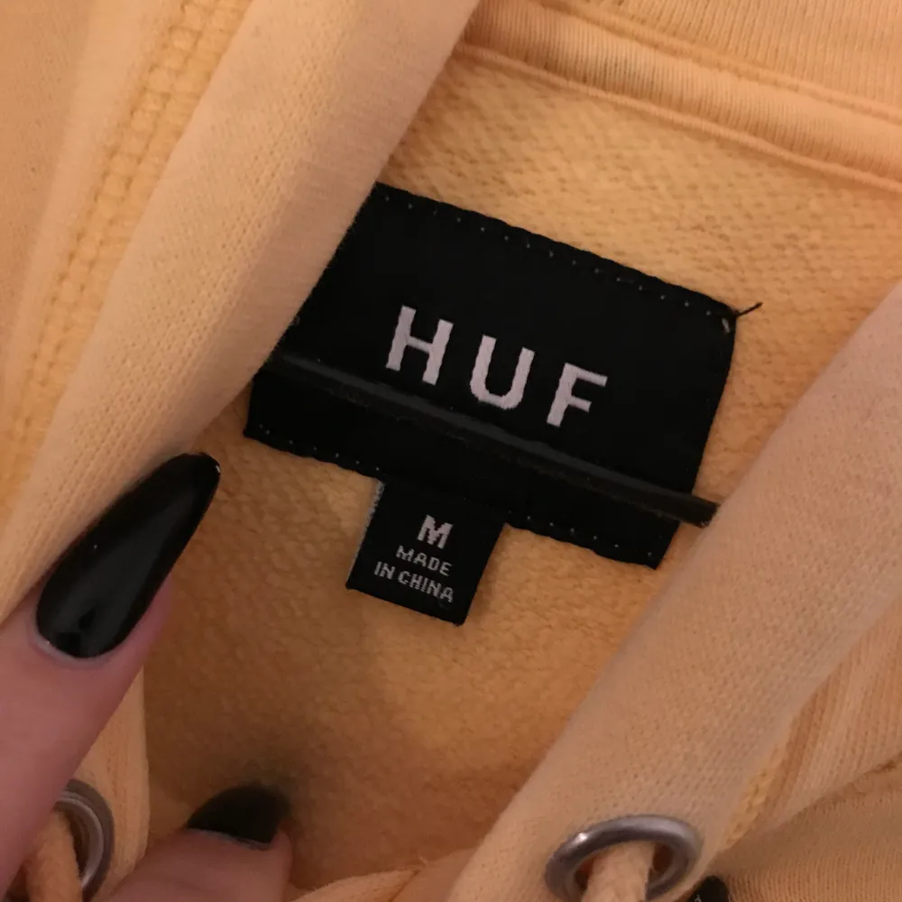Snygg ljusgul hoodie från Huf (frakt kostar 66kr och är spårbart). Hoodies.