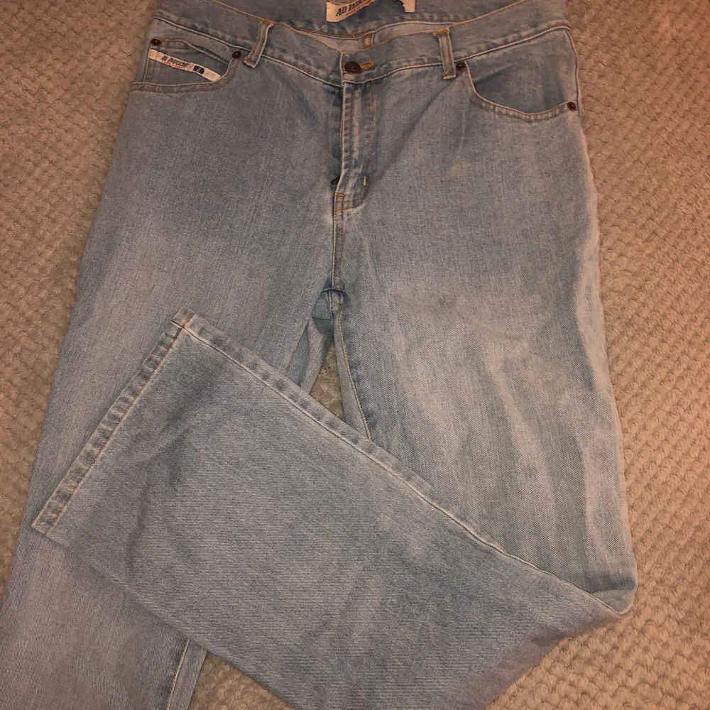 Inte strechigt material, oversized jeans. Står strl L men skulle säga att den också passar oversized M. Jeans & Byxor.