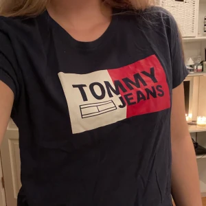Tommy hilfiger t-shirt - Marinblå t-shirt i strl S, knappt använd,  jättefin!