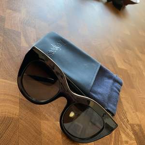 Jättefina solglasögon från Le Specs som knappt är använda. Säljer pga använder inte 