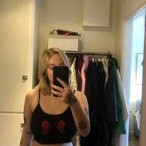 Svart/vit topp med tryck  - Säljer dessa söta toppar med drak-tryck. Välj mellan vit eller svart eller båda för 100 (+ frakt) Använda ett fåtal gånger och i bra skick. Frakt tillkommer på 66 kr! 💚