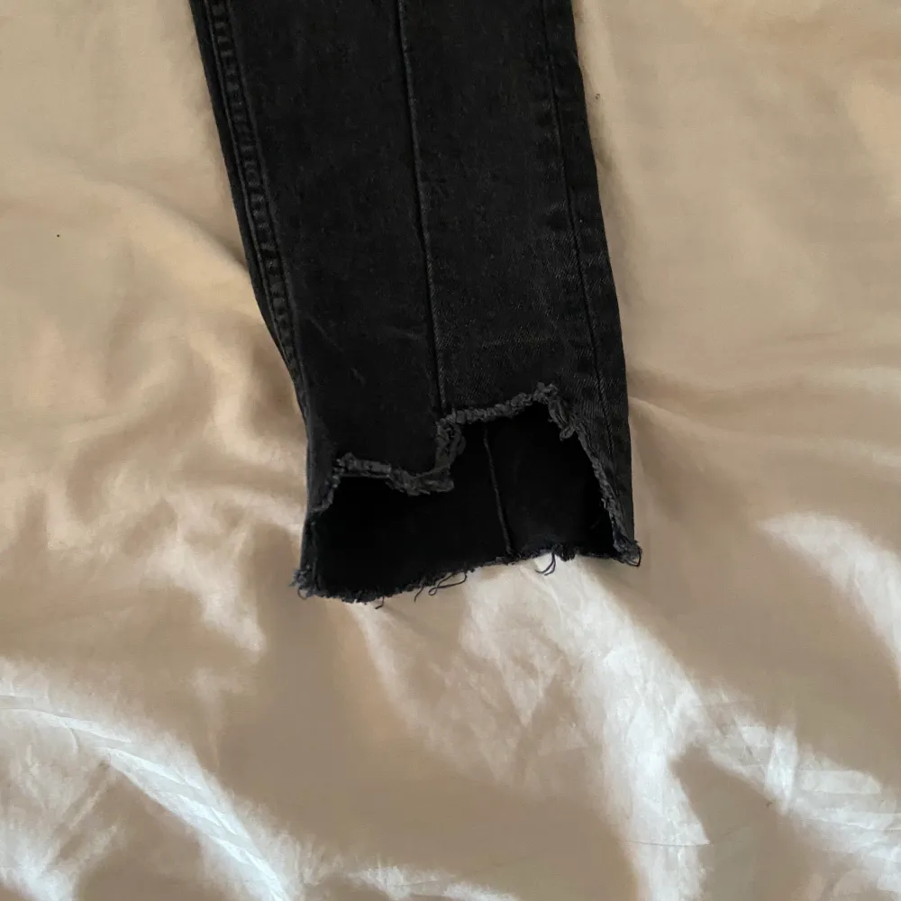 Jättesnygga jeans. Dom är för små för mig så kan tyvärr ej visa hur dom sitter på men när dom passa mig så satt dom som en smäck! Tajta men inte för tajta . Jeans & Byxor.