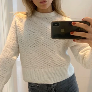 Stickad tröja - Stickad tröja från HM. Verkligen så fin men kommer inte till användning för mig. Strl M men rätt liten i storleken, passar nog XS/S bättre 💞