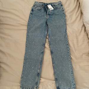 Jättesnygga jeans med små ”diamanter” på framsidan av dom. Kan tyvärr inte visa hur dom sitter på då de är för små och hittar dom inte på hemsidan. Men det är ett bar raka mom jeans!