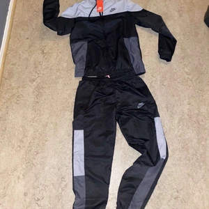 Nike dress  - Nike dress i storlek M men passar även som S. (Material dri-fit) Helt nya aldrig använd. aaakopia. Finns 2 styckna dress i likadana färg och storlek, vid köp av 2 set kan pris diskuteras. 