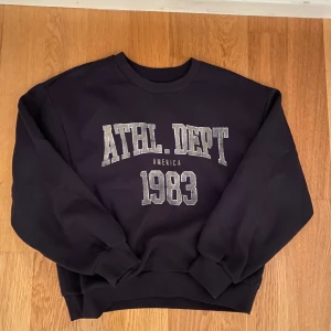 Collegetröja  - Säljer min collegetröja från Gina, har bara använt den en gång och säljer eftersom den inte kommit till användning. Köparen står för frakt, inköps pris på tröjan 249 kr.