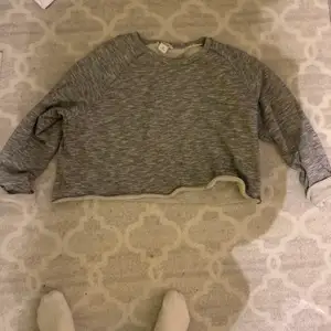 Grå croppad tröja från Monki i storlek M. Köparen står för frakten :) 
