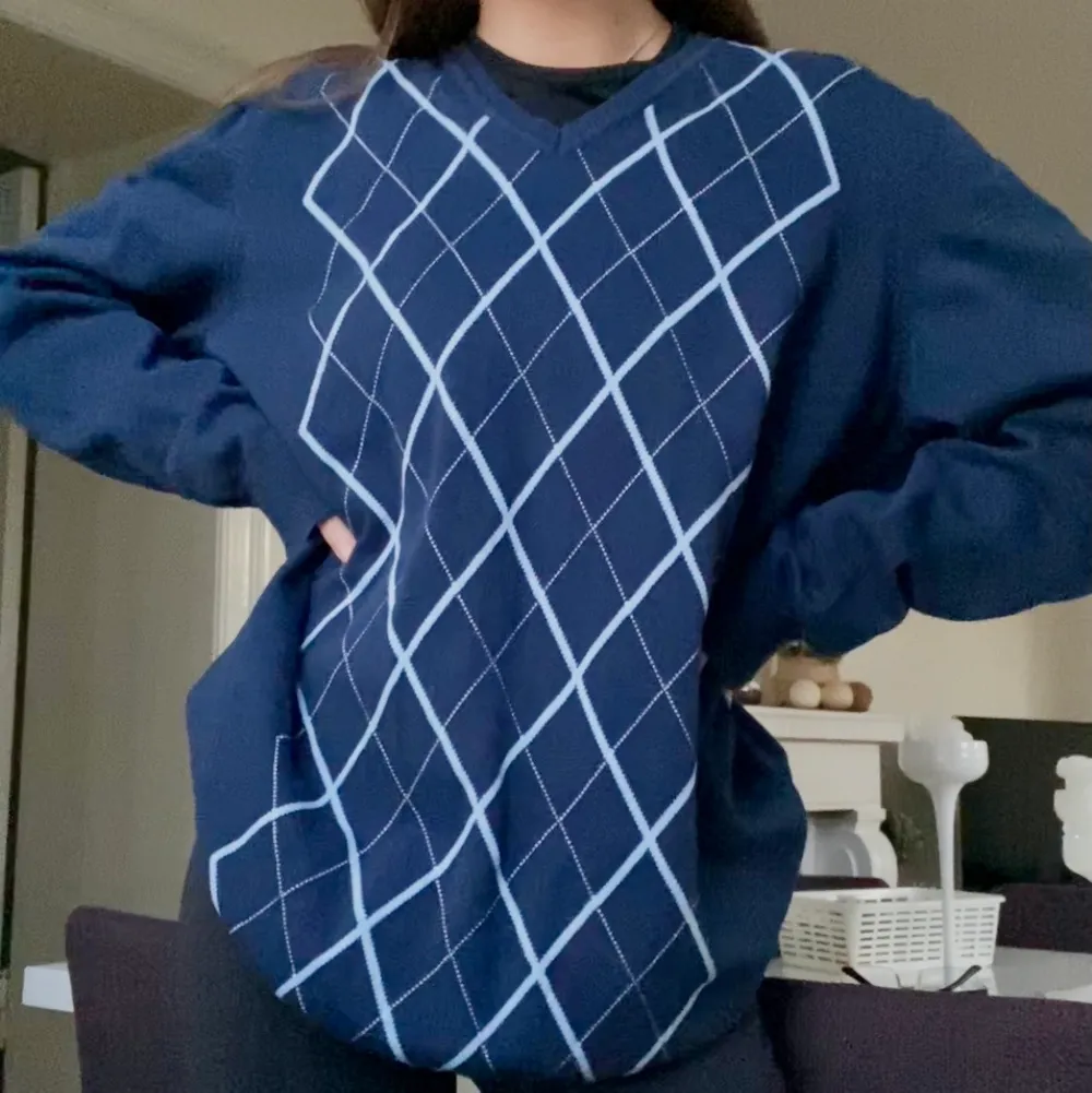 Blå rutig pullover från madison avenue i storlek XXL, jag är vanligtvis en S och jag har vikt upp den lite! Frakt tillkommer❤️ säljer även i annan färg. Tröjor & Koftor.