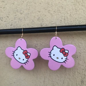 Örhängen hello Kitty rosa💖 - Rosa Hello kitty örhängen💖 egencraftade! Flera val av motiv finns på bild 2, samt flera alternativ av färg o motiv på mina andra annonser så checka dom! 29kr inklusive frakt!💖PUSS O KRAM💖 