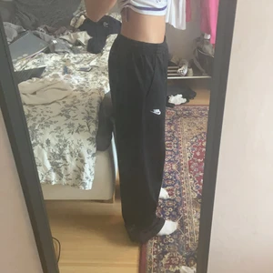 Nike trackpants - Trackpants från Nike😋😋 väldigt långa på mig (är 166) så skulle nog passa någon 175+😇