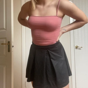rosa top + svart kjol set - säljer dessa två tillsammans, en rosa topp i storlek XS, samt en svart kjol i storlek S. Kjolen har en dragkedja där bak och är ganska åtsittande i midjan. Toppen är i stretchigt&mjukt materialt. Använt några gånger men säljer för att jag ej använder längre 💋 pris kan omförhandlas