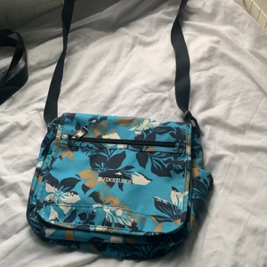 2000s skolväska - Gullig blå Hawaii sidväska till skolan. Jätte fin kondition med många fickor och fack. Säljer för endast 200kr