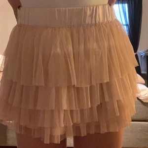 Rosa tyllkjol  - Jättefin tyllkjol som jag tyvärr inte fått användning av, köpt här på plick💓 frakt tillkommer 