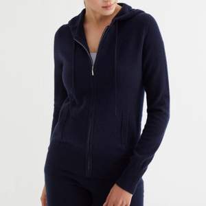 Säljer denna fina zip-hoodie från Soft Goat. Kan eventuellt tänka mig byte av annan färg. 💘😇🥰