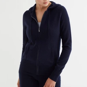 Zip-hoodie - Säljer denna fina zip-hoodie från Soft Goat. Kan eventuellt tänka mig byte av annan färg. 💘😇🥰