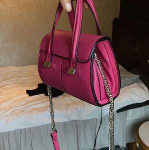 Jätte söt rosa väska. Har tyväär inte kommit till stor användning hemma hos mig och är därför i väldigt sparsamt skick. Som ny! 🥰