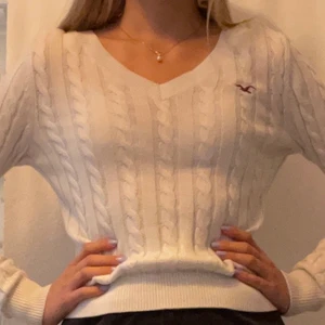 Vit stickad hollistertröja - Fin kabelstickad tröja från Hollister. Storlek XS. Bra skick. 99kr inklusive frakt!
