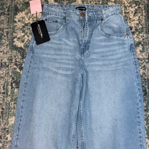 Pretty little thing PLT jeans - Straight leg petite ljus blåa Jeans. Passar perfekt om du är 160-165 cm. Liten midja. Bra form. Köpta den 27-08-2021, provadeen gång och passa ej. (Bevis för dagen finns)