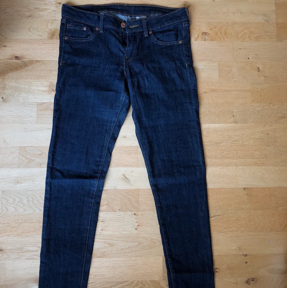 Stretchiga jeans från H&M i modell ”Super Skinny Low Waist” 💙 använda så att det blivit lite ljusa slitningar på vissa ställen. Jeans & Byxor.