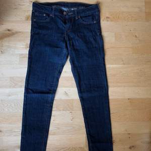 Stretchiga jeans från H&M i modell ”Super Skinny Low Waist” 💙 använda så att det blivit lite ljusa slitningar på vissa ställen