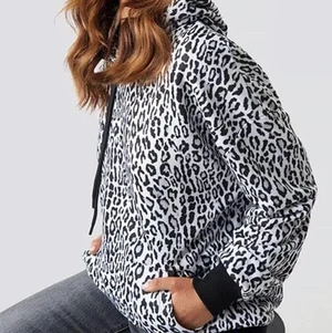 NA-KD hoodie storlek S - En oversized hoodie från NA-KD i djurprint och svarta muddar med ficka där fram 🖤 