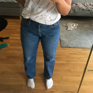 Jeans - Väldigt snygga jeans med mörkblå tvätt 😝 Rak passform och vintage stil. Är W36 L32 men uppskattar att de sitter som 42 💖