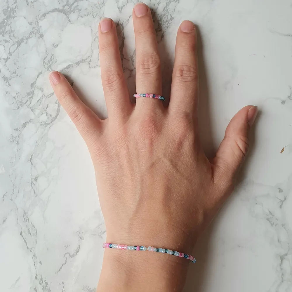 💙💕Egengjorda halsband, armband och ring. Bestäm längd, färger på pärlor, färg på lås (guldigt eller silvrigt) samt berlock om det önskas. Halsband enfärgat eller random färgplacering 35kr, halsband specifikt färgmönster 60kr, armband enfärgat/random 15kr, armband färgmönster 25kr, enfärgad/random ring 5kr, speciellt färgönster 10kr, OBS berlock kostar extra💙💕 DMA vid frågor. Frakt 12kr. KOLLA IN PROFIL FÖR FLER SAKER OCH INSPIRATION😊. Accessoarer.